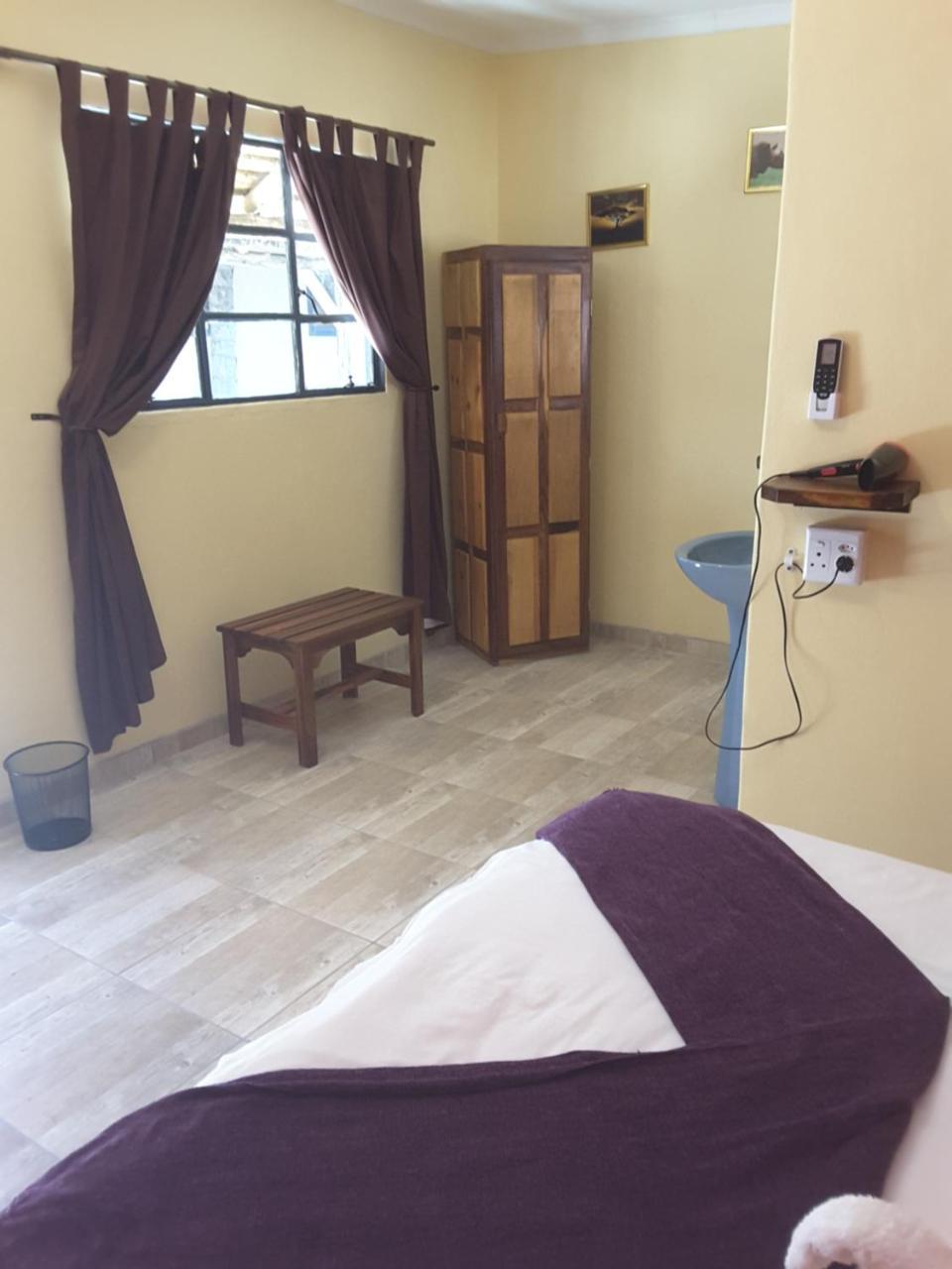 Melissa'S Guest House Kamanjab Ngoại thất bức ảnh